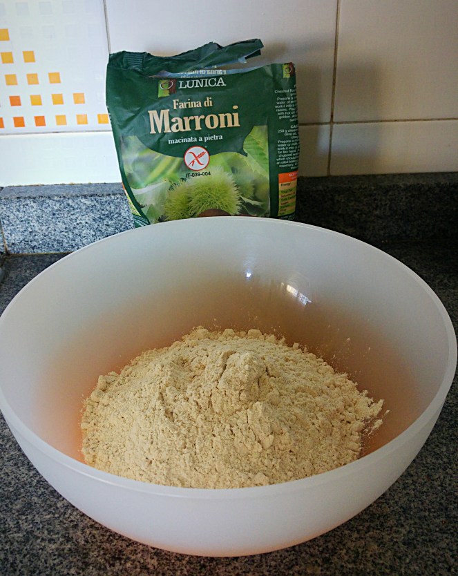 L'ingrediente principale del castagnaccio è la farina di castagne che non contiene glutine.