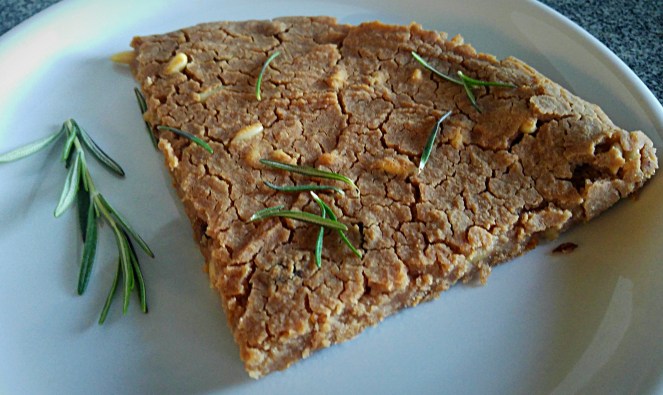 Pinoli, unetta e rosmarino sono gli ingredienti del nostro castagnaccio.