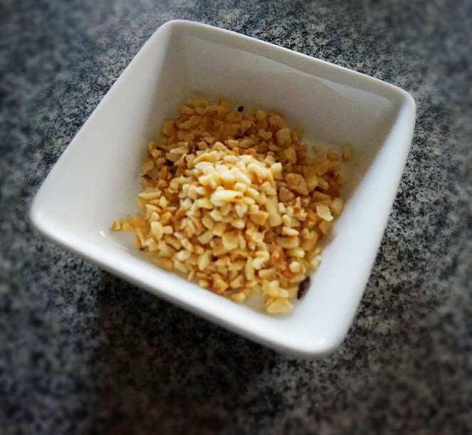 Come tocco finale aggiungiamo un pò di granella di nocciole alla nostra ricetta, donando così croccantezza al piatto di riso selvaggio con crema di porri e gorgonzola.