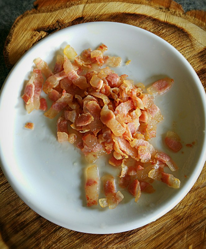 Croccanti pezzetti di guanciale di maiale che sembrano dei golosissimi petali.