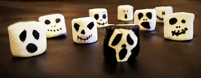 Facilissimi da realizzare i mostri di marshmallows senza glutine. Basta disegnare sulla superficie bianca e liscia dei marshmallows le faccine dei più comuni mostri e fantasmi di Halloween utilizzando delle penne alimentari specifiche per decorare i dolci.