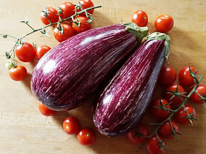 Per la preparazione della nostra ricetta abbiamo impiegato melanzane striate e pomodorini di Pachino, ma è possibile usare anche le classiche melanzane di colore viola scuro e altri tipi di pomodorini, tipo i datterino o i ciliegino.