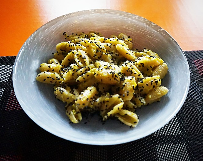 Il nostro primo piatto per Halloween è a base di gnocchetti sardi glutenfree profumati al pompelmo e cosparsi da semi di sesamo, anche se all'apparenza sembrerebbero tante schifose larve e formiche.