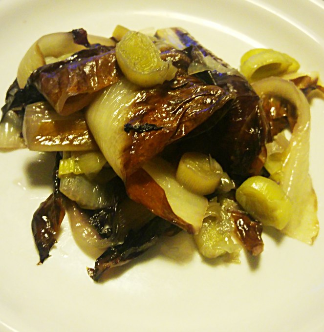 Radicchio e porri saltati in padella sono un piatto a base di verdure sane, saporite e facilissime da preparare in poco tempo.