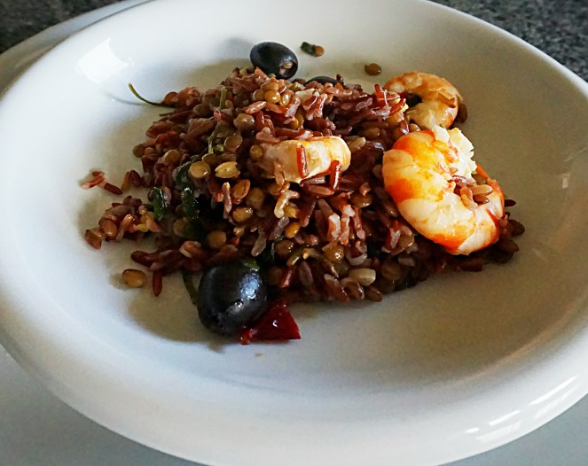 Riso rosso Thailandese con lenticchie, mazzancolle e olive nere. Si tratta di un primo piatto gustoso e speziato, molto salutare e gluten free.