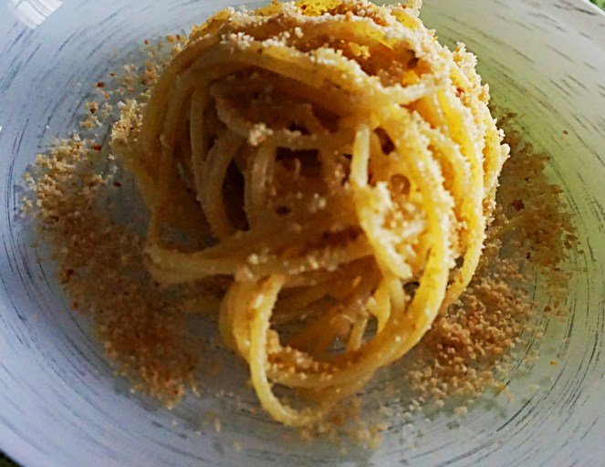 Spaghetti senza glutine conditi con acciughe e pane grattugiato anch'esso gluten free.