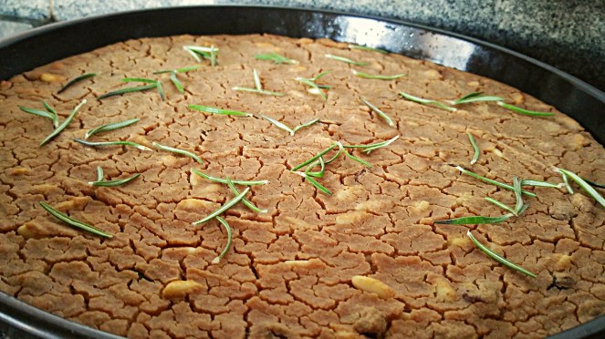 Teglia di castagnaccio appena estratta dal forno: ci vogliono circa trenta minuti di cottura a 180 gradi.