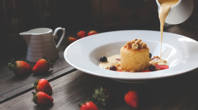 Tortino allo yogurt con crema pasticcera e frutta sia fresca che secca: goloso dessert naturalmente senza glutine