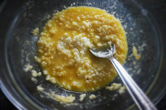 Cotto il riso, pescarlo dalla pentola di brodo con una schiumarola ed aggiungerlo poco per volta alla ciotola di tridura mescolando bene.