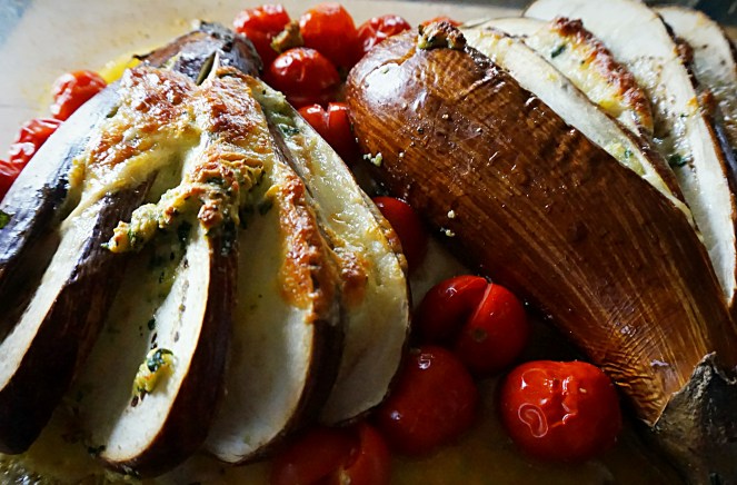 E' delizioso e naturalmente senza glutine il nostro ventaglio di melanzane farcite su letto di pomodori di Pachino