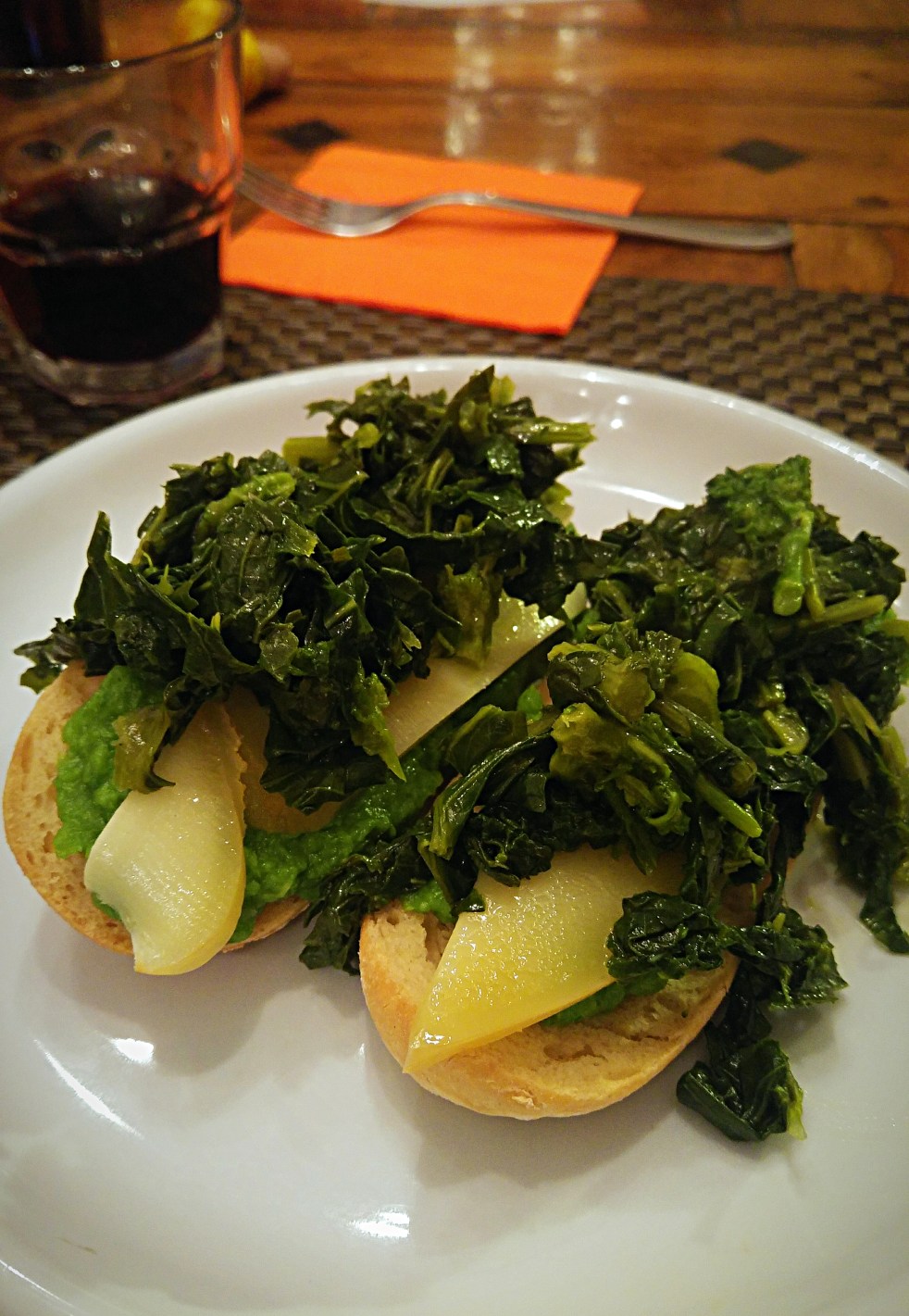 Croccanti e gustosi sono questi crostoni di pane gluten free farciti con cime di rapa e formaggio caciocavallo
