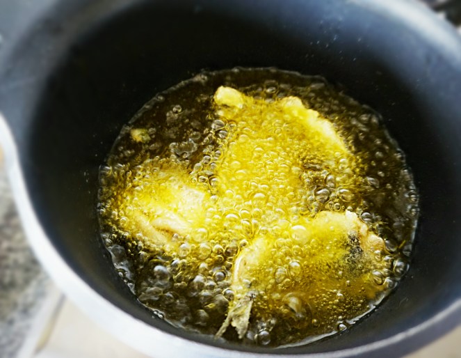 In un pentolino dai bordi alti friggiamo le sarde in olio extravergine d'oliva, il migliore anche per le fritture.