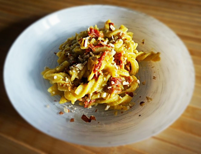 I fusilli gluten free alla crema di cavolini di Bruxelles, pomodorini essiccati e mandorle sono un primo piatto saporito e vegano.