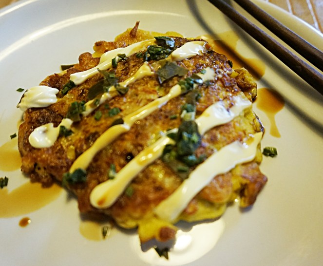 Okonomiyaki gluten free e vegetariano. Esistono tantissimi tipi di farciture dell'okonomiyaki ed alcune prevedono anche l'aggiunta di gamberi o pancetta.