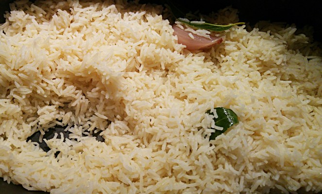 Riso basmati alla pilaf: una ricetta semplice e naturalmente priva di glutine, profumata e perfetta per accompagnare piatti speziati a base di verdure, di carne, di pesce o deliziosi crostacei.