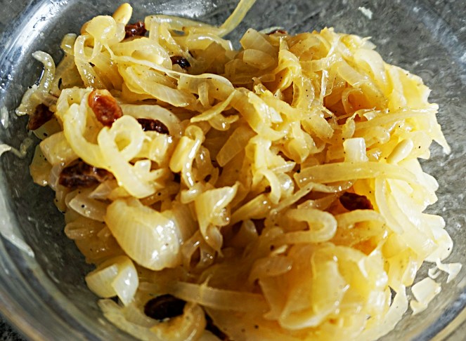 Una volta pronto il saor si può procedere a marinarvi le sarde, completando questa tipica ricetta veneziana nella nostra versione gluten free.