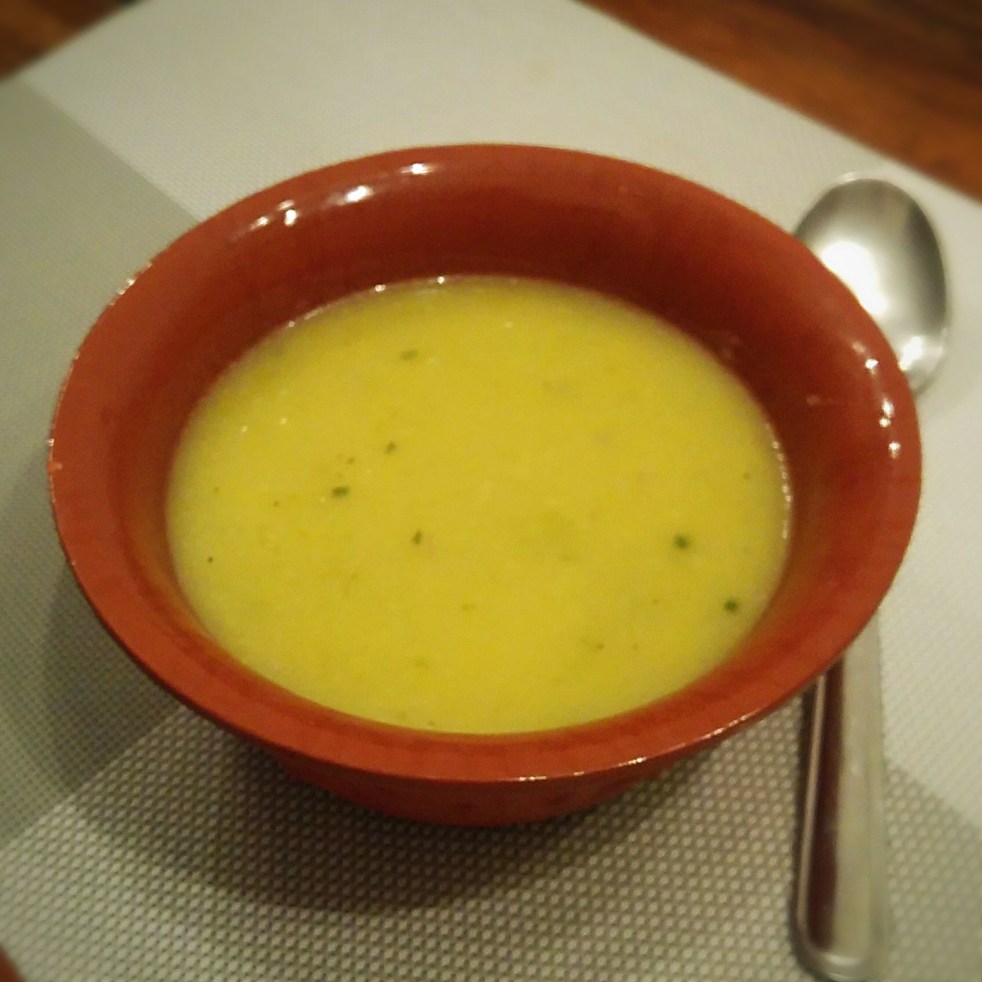 La zuppa di patate e porri non è solo gustosa e sana, ma è anche il modo ideale e naturalmente senza glutine per iniziare un pasto nei mesi più freddi.