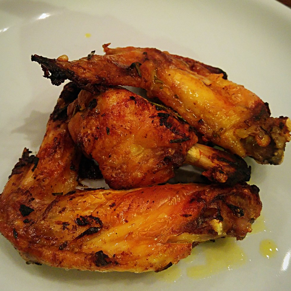 Dopo 30/40 minuti in forno ecco pronte le alette piccanti. Poiché il pollo crudo o poco cotto è immangiabile e pericoloso per la nostra salute, è buona norma controllare che la cottura sia avvenuta correttamente.