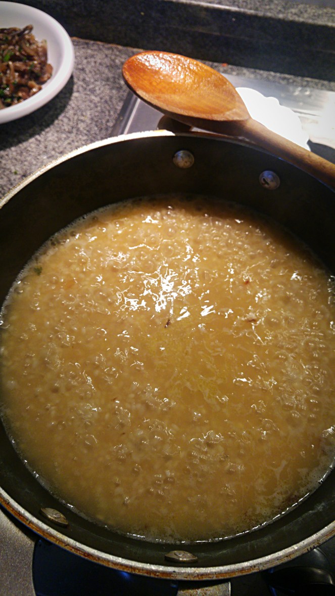 Cottura del risotto: il riso deve essere sempre ricoperto dal brodo.