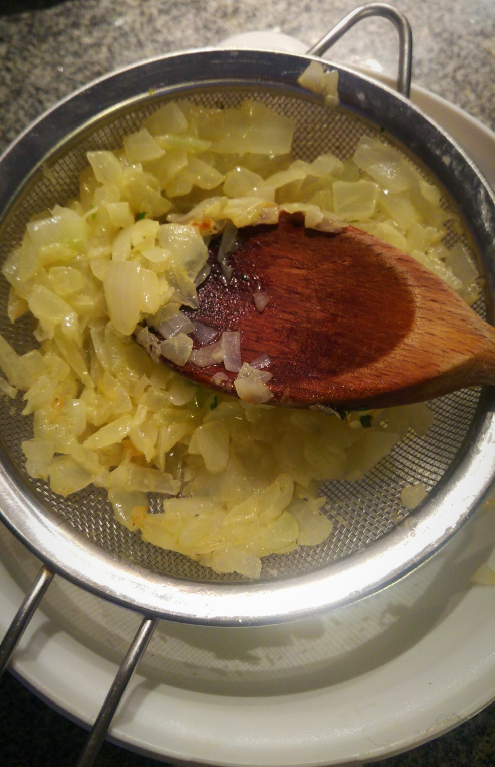 La cipolla viene filtrata nel colino e si ottiene il burro acido. Con questa tecinca si può così tostare il riso a secco evitando così il rischio di bruciare la cipolla durante il soffritto e si può moderare l'uso del formaggio grattugiato che, se in eccessiva quantità, spesso tende ad appiattire il sapore del risotto.