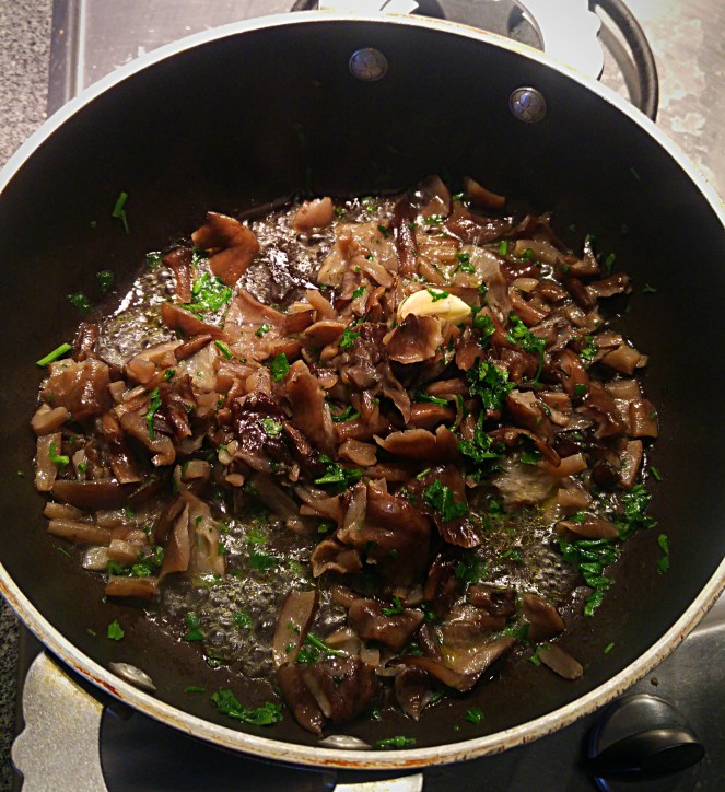 I funghi chiodini trifolati si preparano facendo saltare i funghi con olio, aglio e prezzemolo fresco.