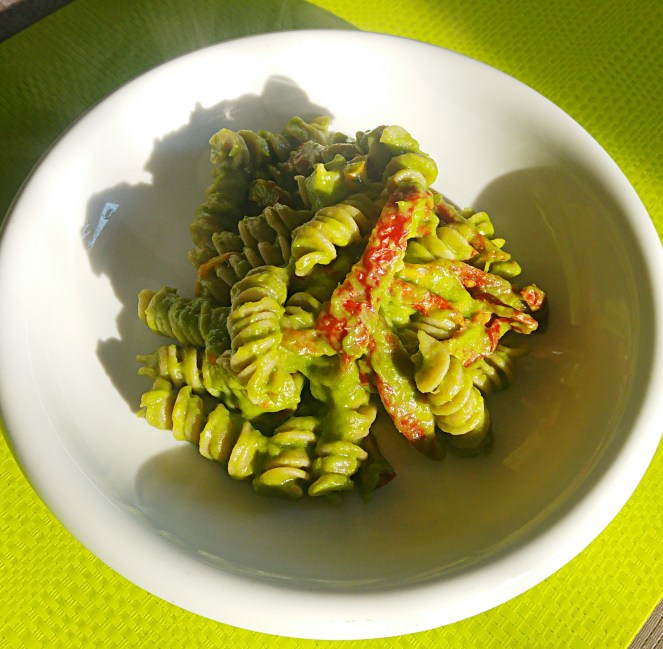 Fusilii senza glutine fatti con farina di riso e di teff e conditi con crema di cime di rapa e pomodori secchi.