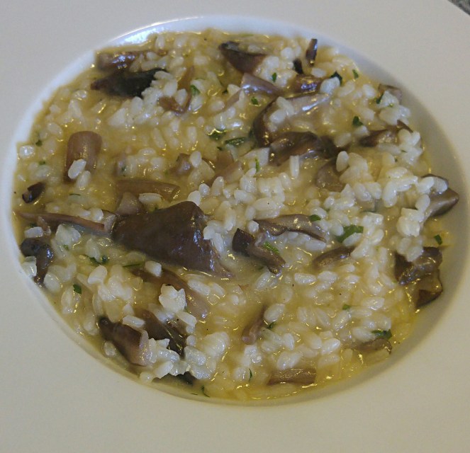 Risotto ai funghi chiodini trifolati: un primo piatto goloso e naturalmente gluten free.