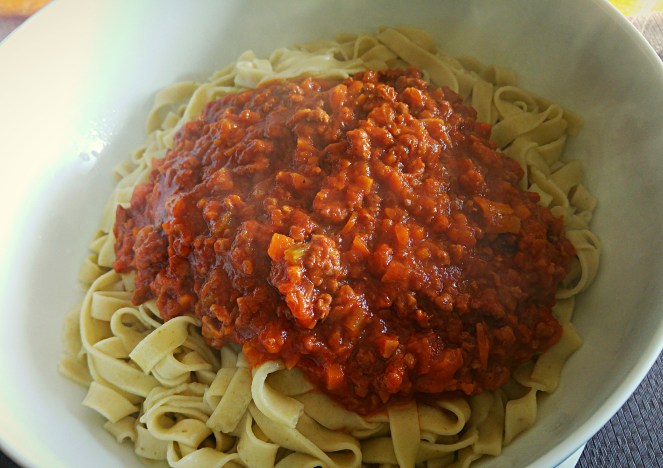 Tagliatelle gluten free fatte in casa e condite con un goloso ragù di funghi