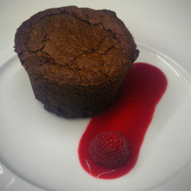 Per accompagnare il tortino gluten free di mandorle e cioccolato potete scegliere una salsina di frutti di bosco o frutta di stagione.