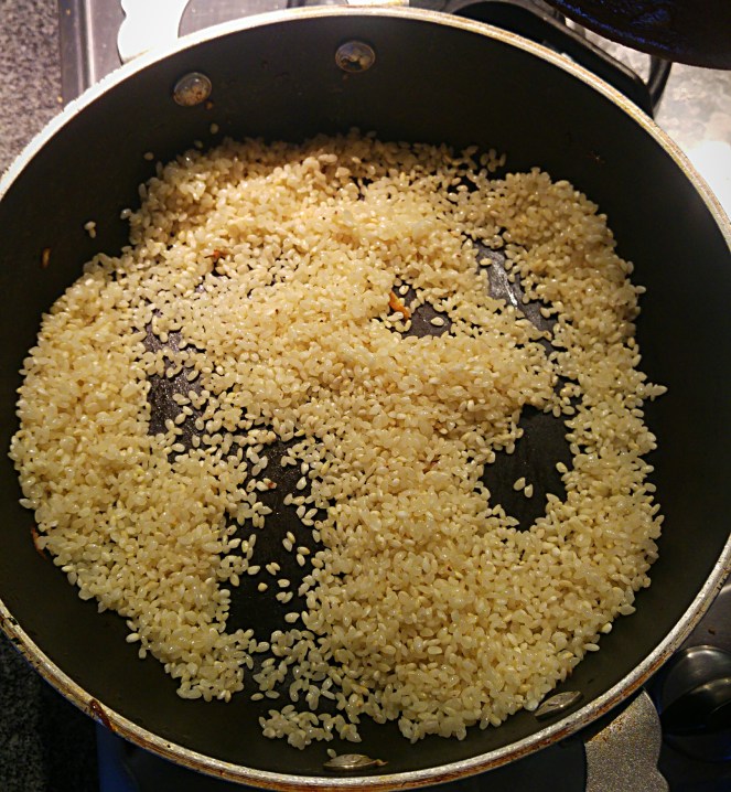Tostatura del riso senza il classico soffritto di cipolla.