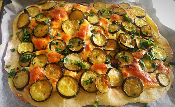 Succulenta teglia fumante di pizza senza glutine con scamorza affumicata e zucchine alla poverella
