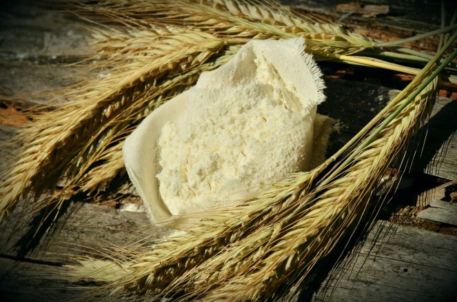 Farina di grano contenente glutine: i celiaci devono evitarla, ma per molti oggi mangiare senza glutine è diventata una moda.