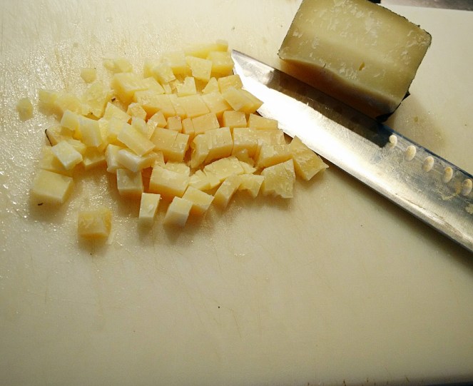 pecorino_tagliato_a_dadini