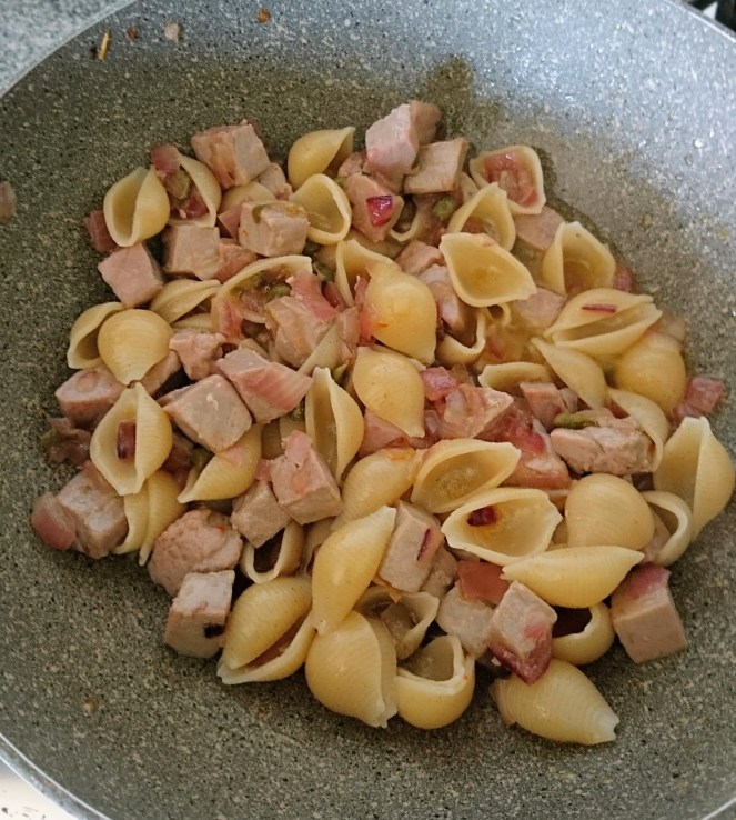 conchiglie_senza_glutine_con_tonno_cipolla_di_tropea_in_padella.JPG