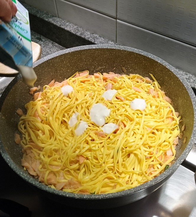 aggiunta_condisoia_tagliolini_senza_glutine_salmone.JPG