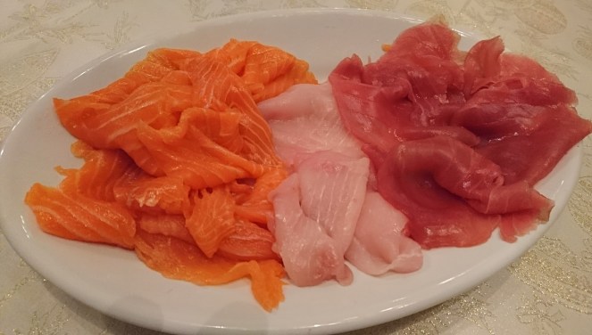 fettine_di_carpaccio_di_pesce_crudo_nel_piatto