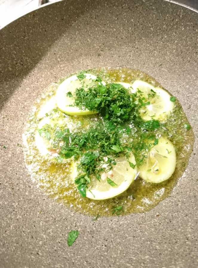 olio_limone_aromi_vino_bianco_in_padella